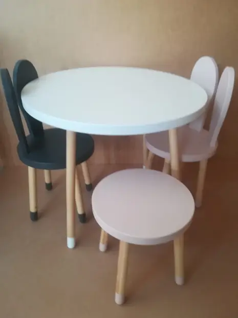 Masă rotundă cu scaune „iepuraș” pentru copii