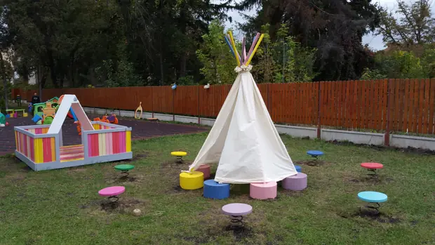 Loc de joacă din lemn colorat, cu cort