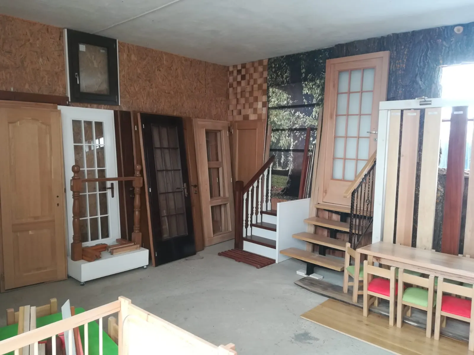 Showroom-ul fabricii din Baciu, cu uși, scări și mobilier din lemn